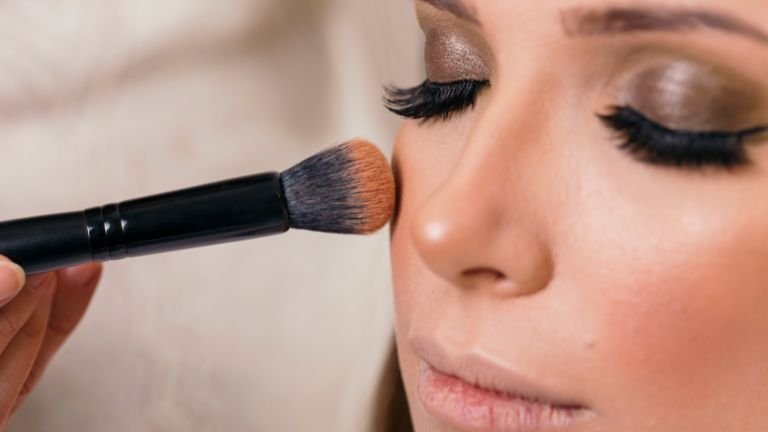 persona maquillando a mujer en Maquilladora y Esteticista Parla Madrid